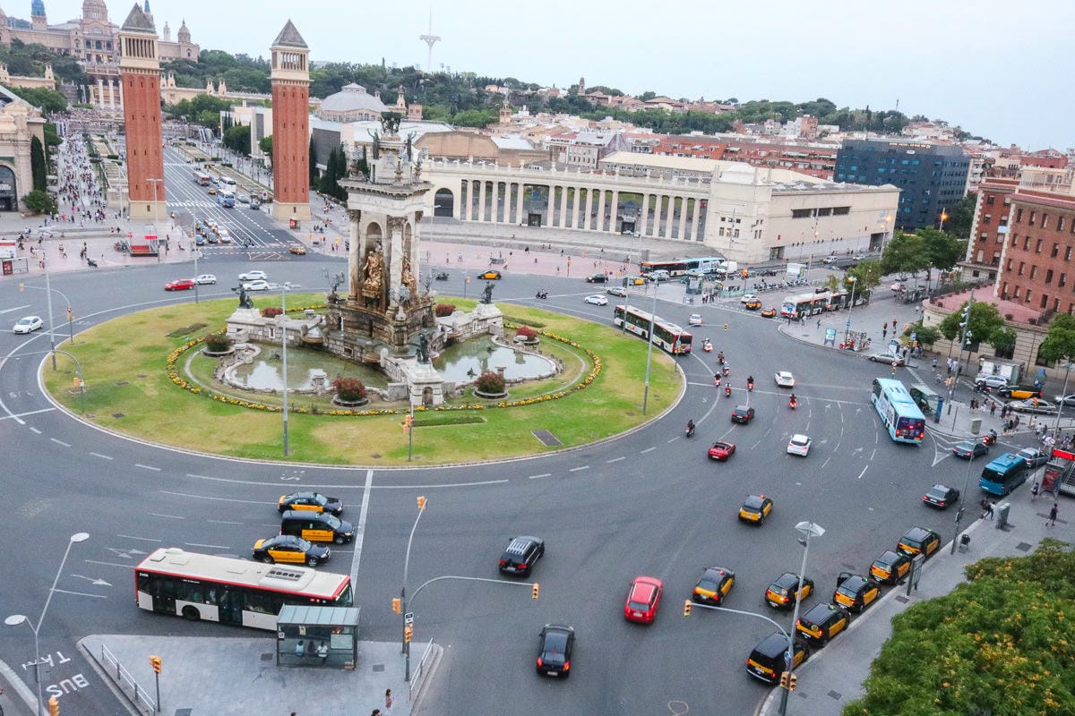 西班牙旅遊騙錢詐騙常見手法，計程車、賣花、街頭藝人、莫名其妙的人