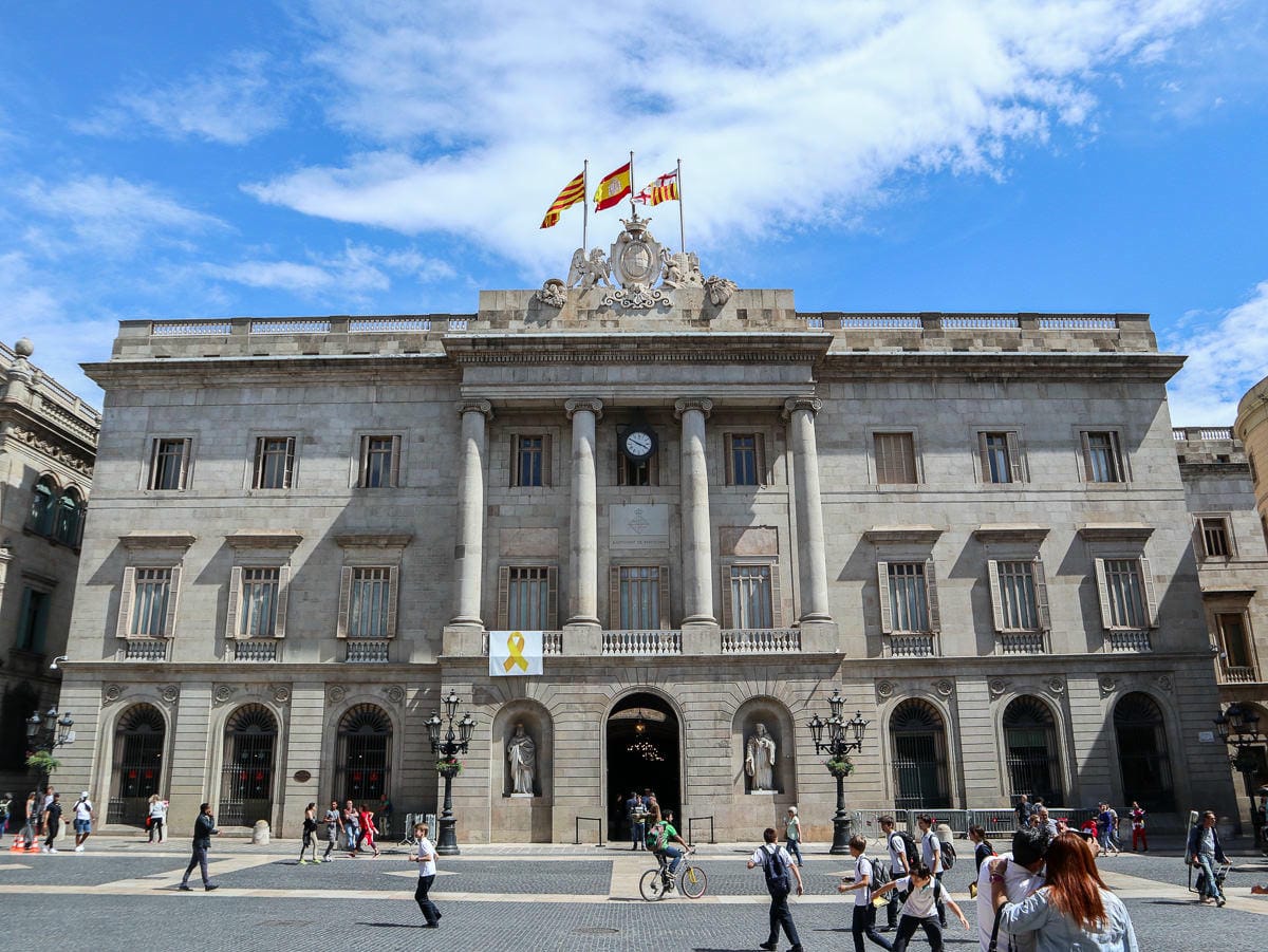 西班牙旅遊騙錢詐騙常見手法，計程車、賣花、街頭藝人、莫名其妙的人