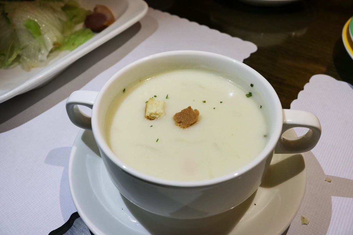 內湖巴西里小館，義式餐館家庭聚餐，唯一推薦德國豬腳