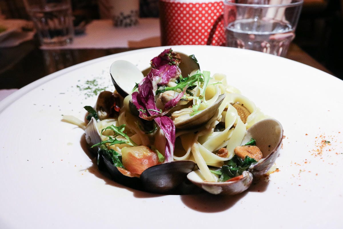 內湖巴西里小館，義式餐館家庭聚餐，唯一推薦德國豬腳