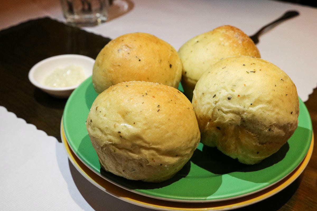 內湖巴西里小館，義式餐館家庭聚餐，唯一推薦德國豬腳