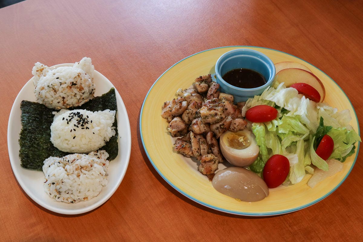 內湖美食，轉角貓咖啡早午餐簡餐不限時被貓咪擁抱