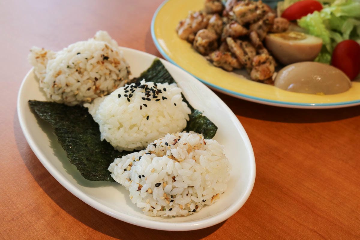 內湖美食，轉角貓咖啡早午餐簡餐不限時被貓咪擁抱