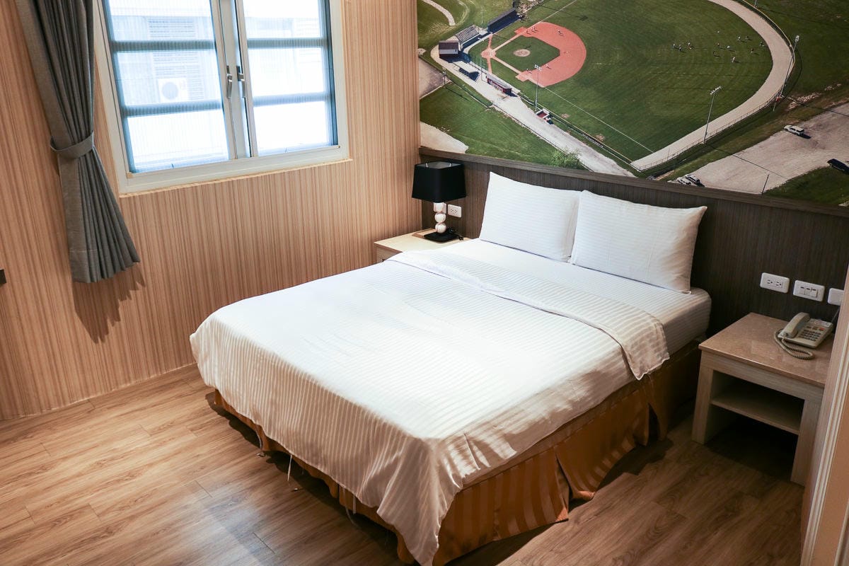 高雄六合夜市棒球館，樂逸文旅！近高雄車站六合夜市還有捷運方便又安靜