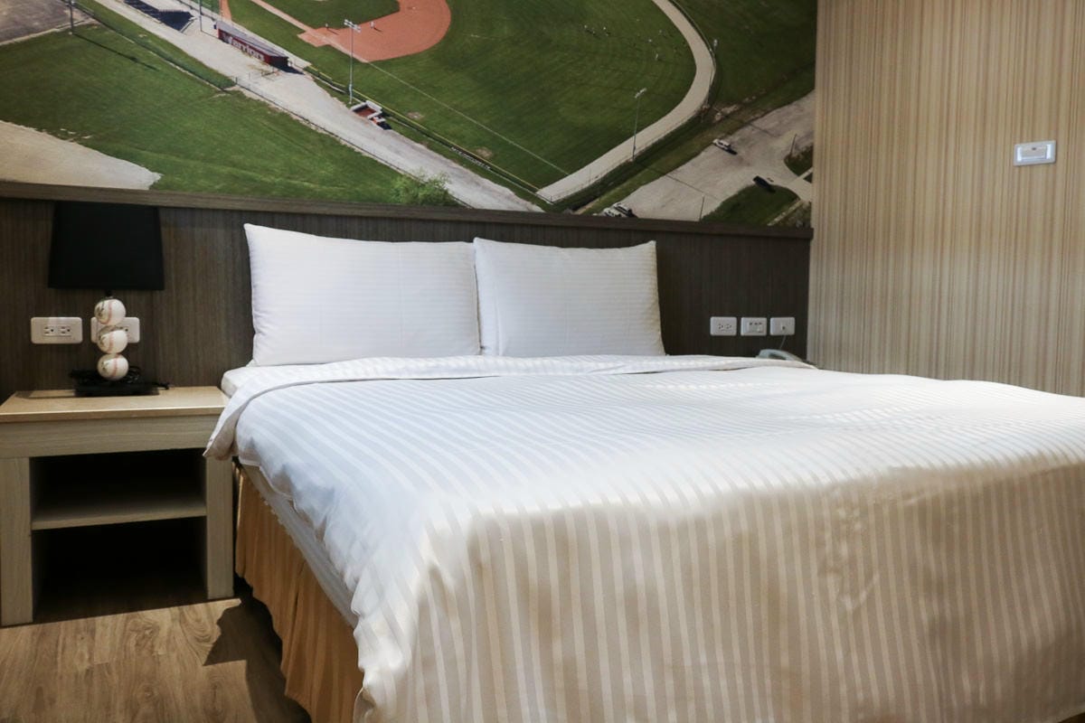 高雄六合夜市棒球館，樂逸文旅！近高雄車站六合夜市還有捷運方便又安靜