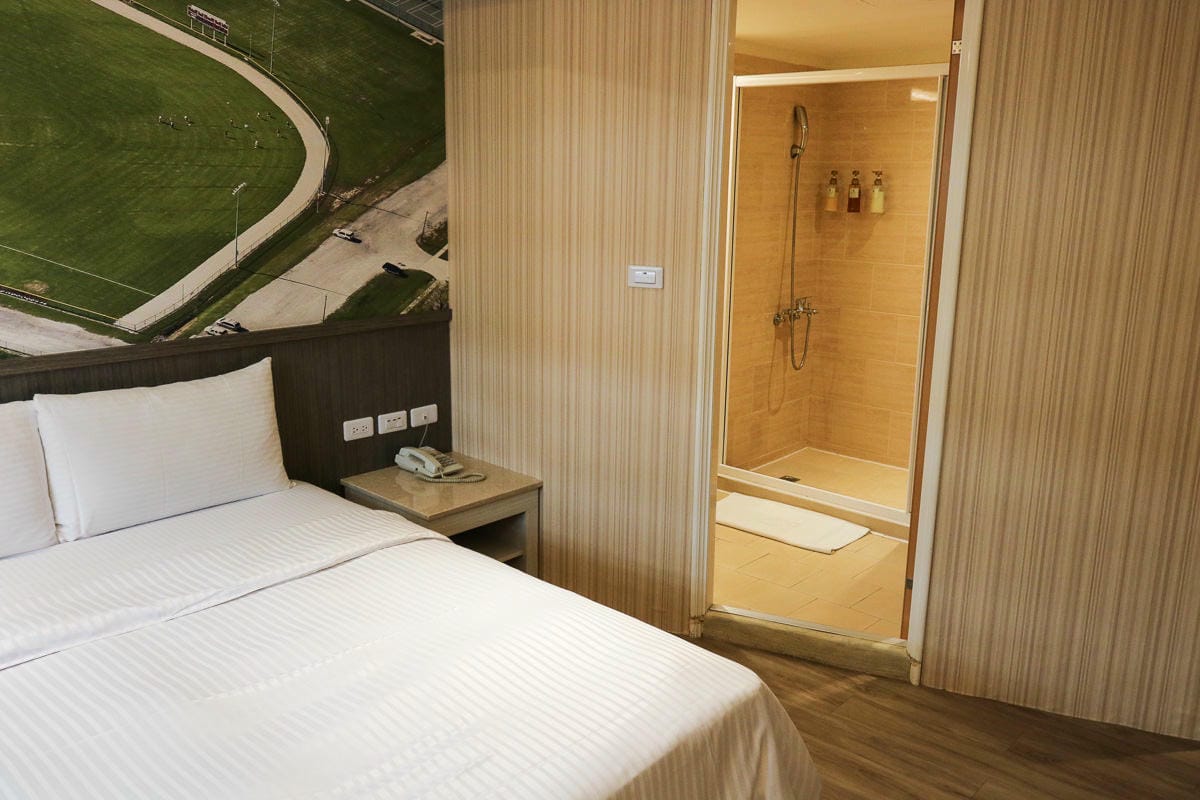 高雄六合夜市棒球館，樂逸文旅！近高雄車站六合夜市還有捷運方便又安靜