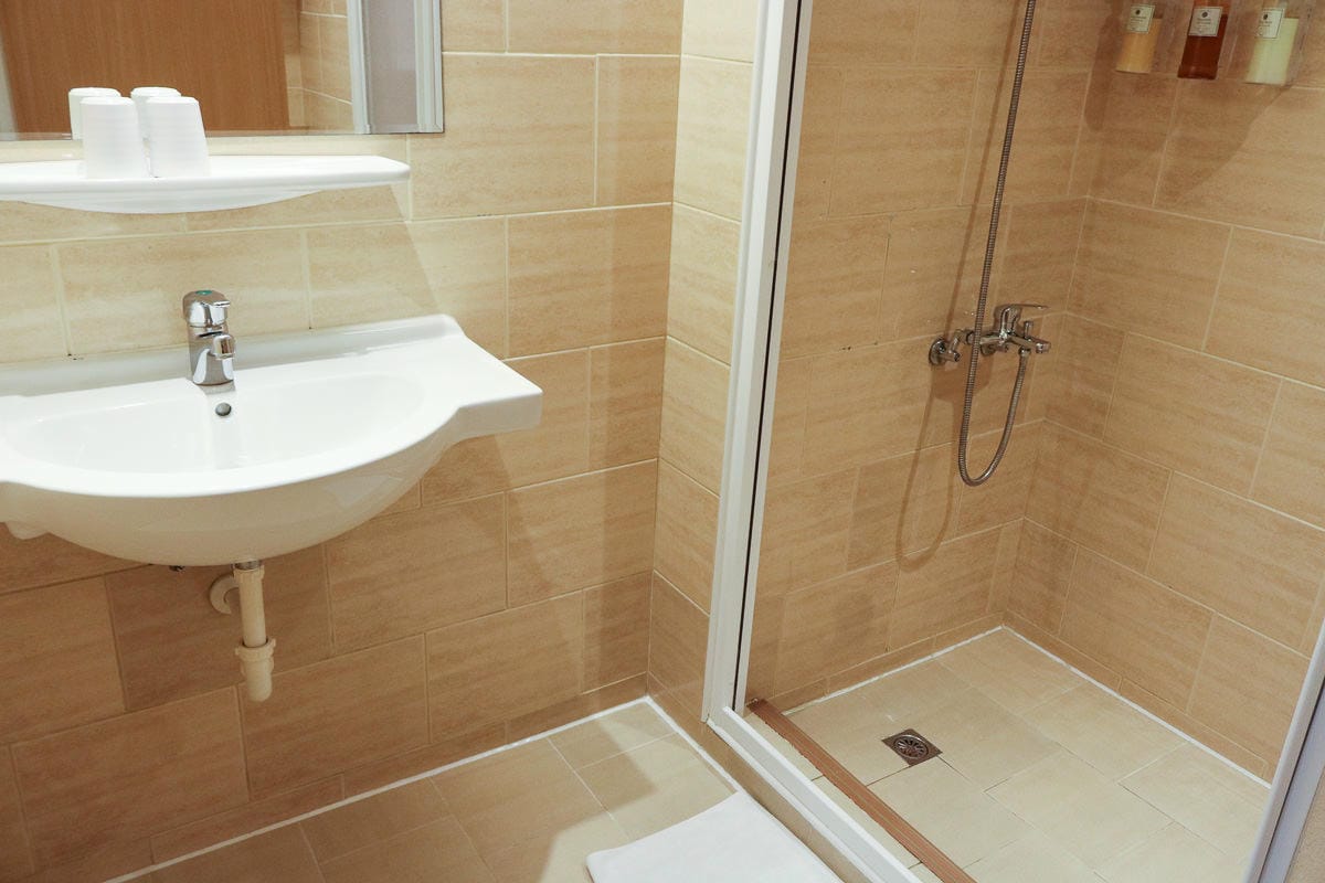 高雄六合夜市棒球館，樂逸文旅！近高雄車站六合夜市還有捷運方便又安靜