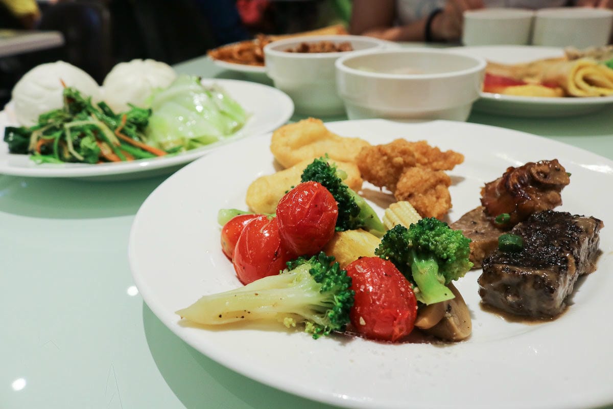 高雄六合夜市棒球館，樂逸文旅！近高雄車站六合夜市還有捷運方便又安靜