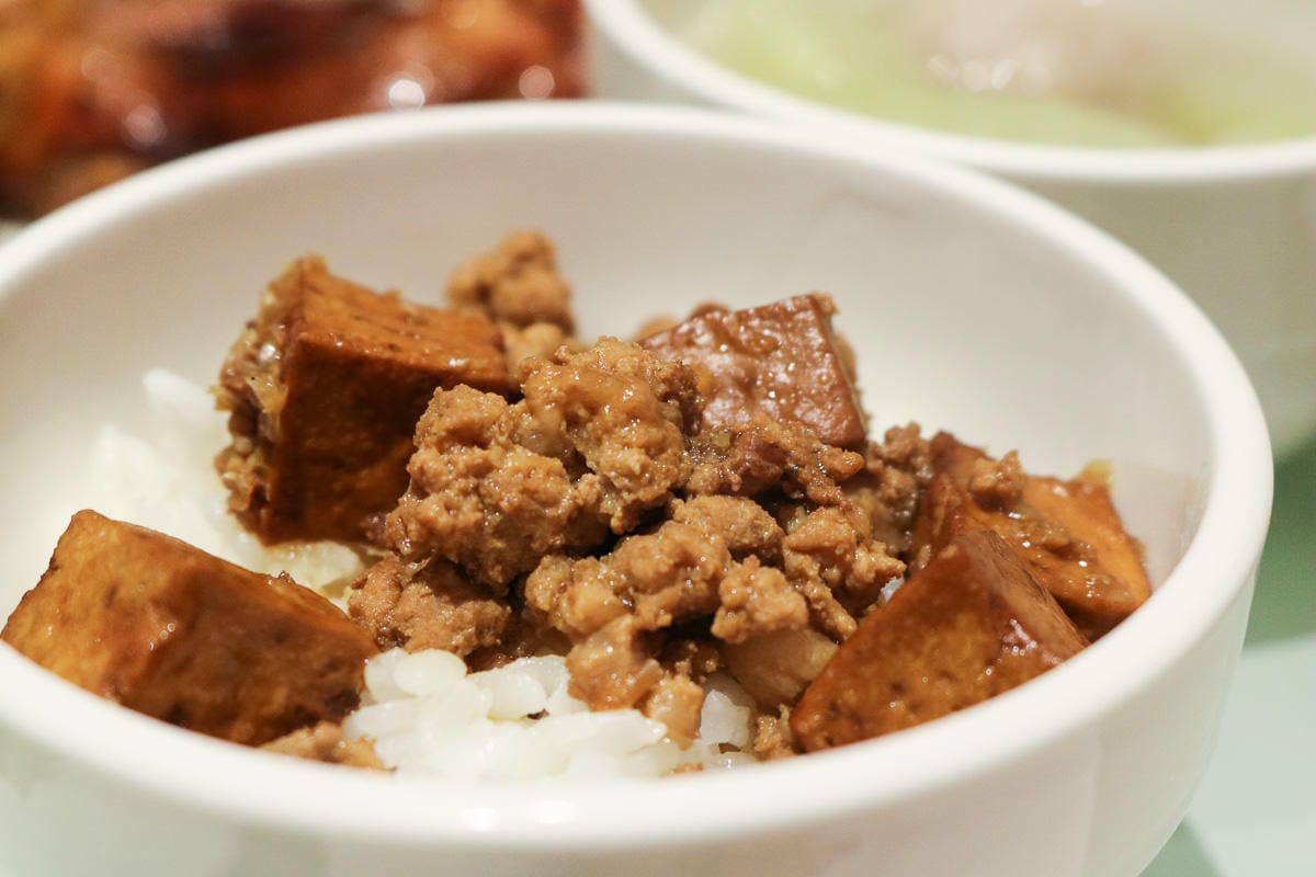 高雄六合夜市棒球館，樂逸文旅！近高雄車站六合夜市還有捷運方便又安靜