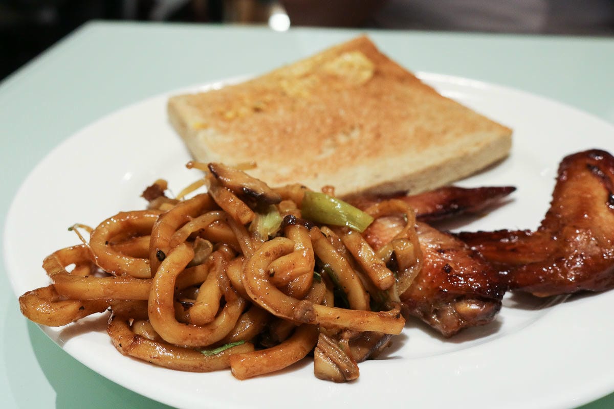 高雄六合夜市棒球館，樂逸文旅！近高雄車站六合夜市還有捷運方便又安靜