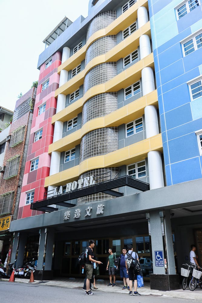 高雄六合夜市棒球館，樂逸文旅！近高雄車站六合夜市還有捷運方便又安靜