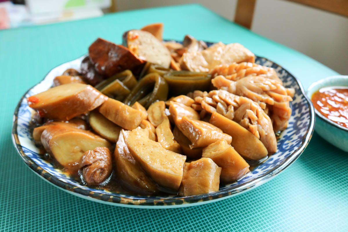 捷運西湖站無名滷味，素食滷味內湖285巷小吃媽媽們直接用搶的