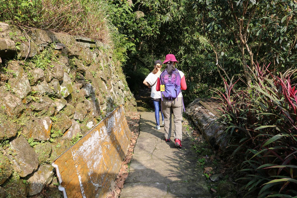 內湖碧山巖往龍船岩步道！有龍脈經過的台北三大懸崖之一圓覺瀑布更驚悚
