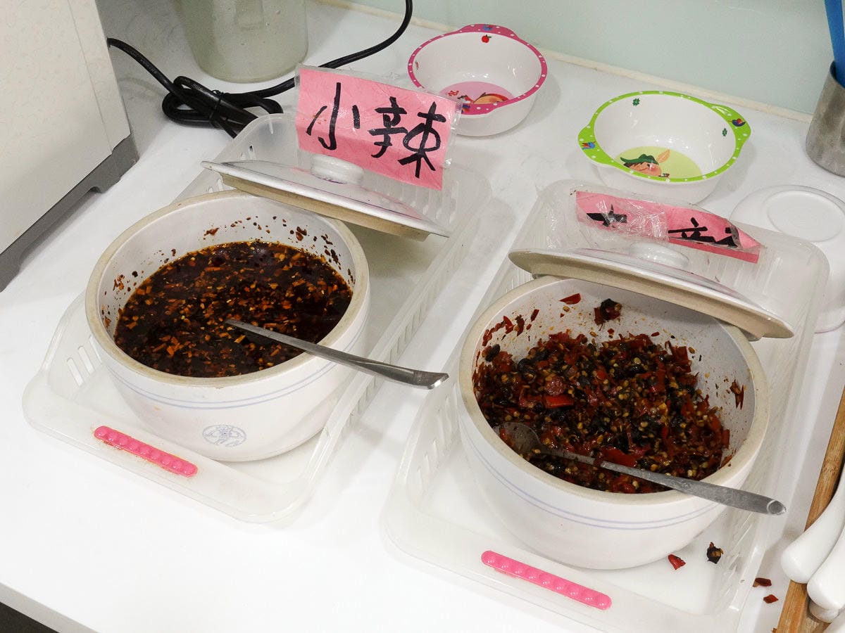 內湖一老味麵館 水餃家常麵食酸辣湯料多 小魚豆干也很棒