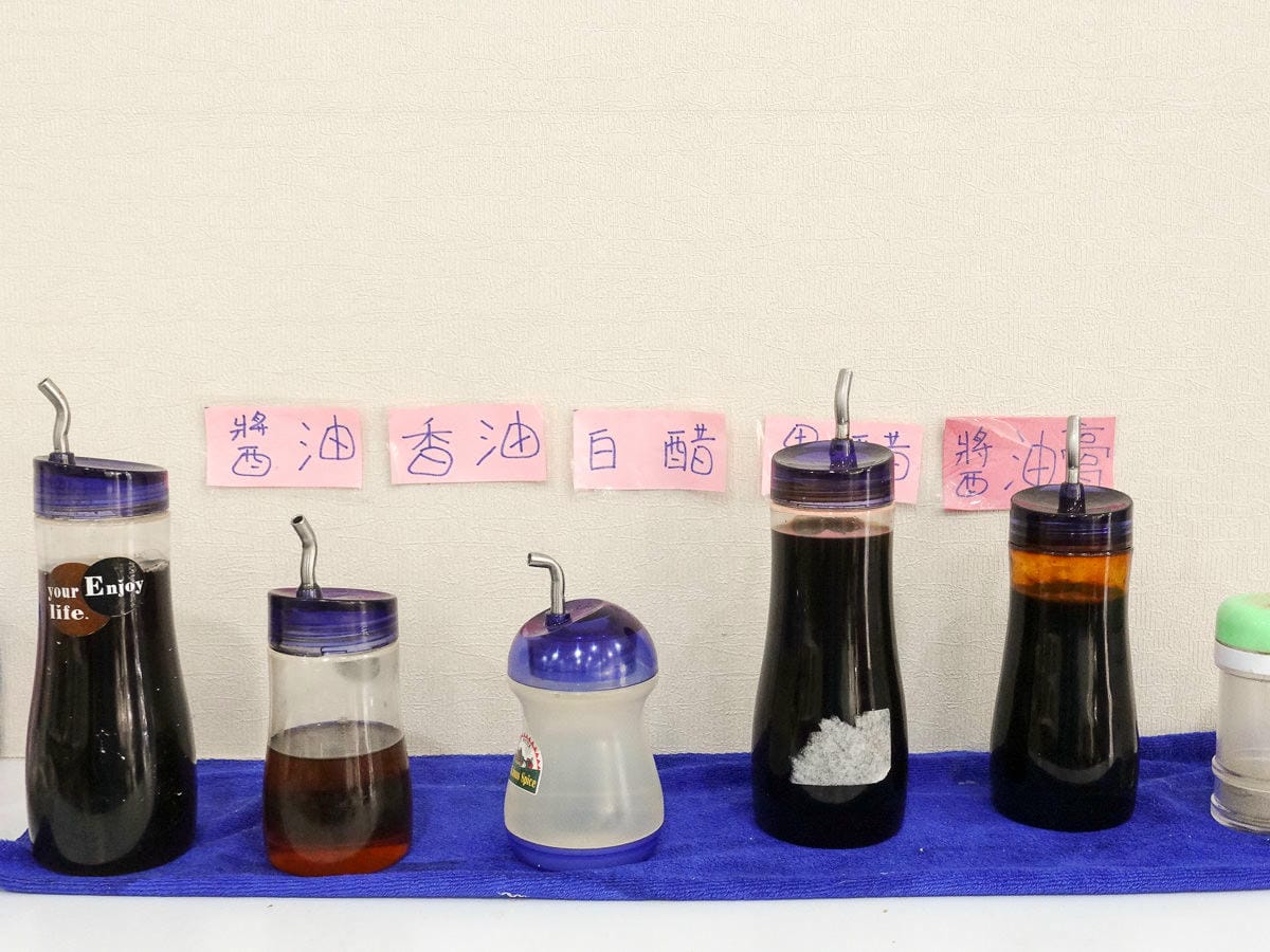 內湖一老味麵館 水餃家常麵食酸辣湯料多 小魚豆干也很棒