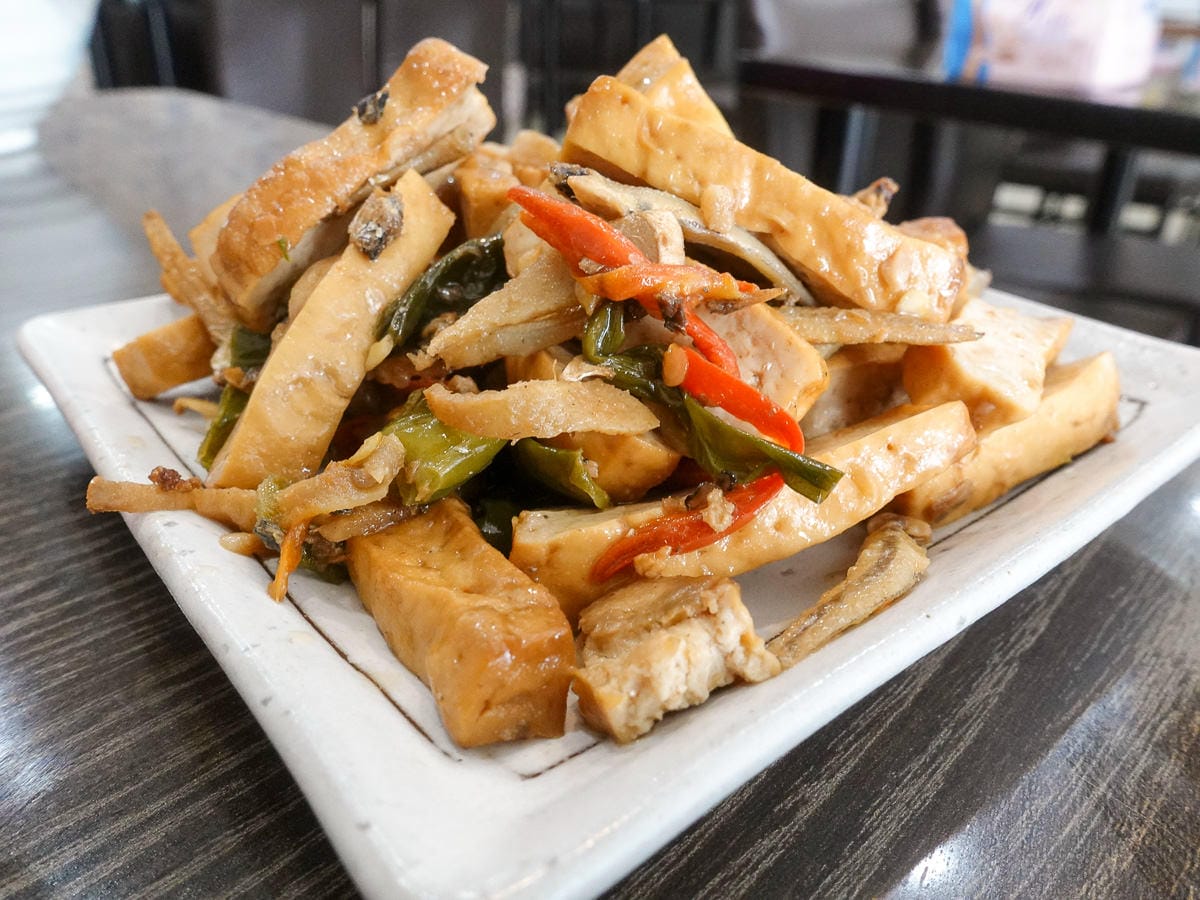 內湖一老味麵館 水餃家常麵食酸辣湯料多 小魚豆干也很棒