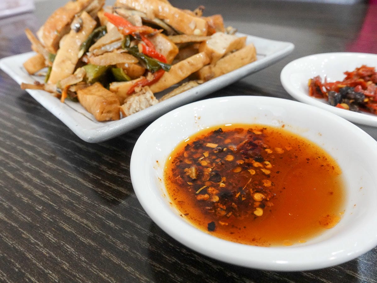 內湖一老味麵館 水餃家常麵食酸辣湯料多 小魚豆干也很棒