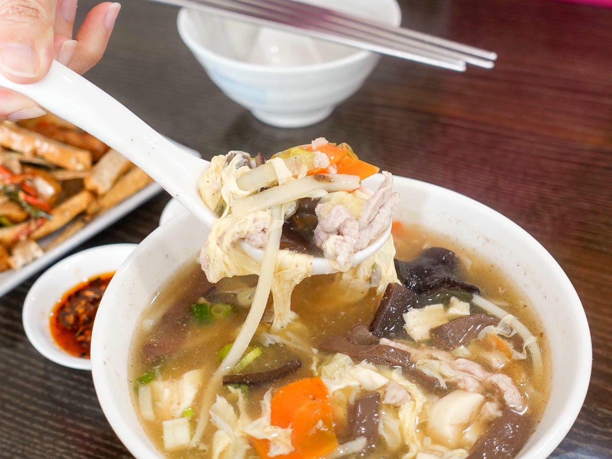 內湖一老味麵館 水餃家常麵食酸辣湯料多 小魚豆干也很棒