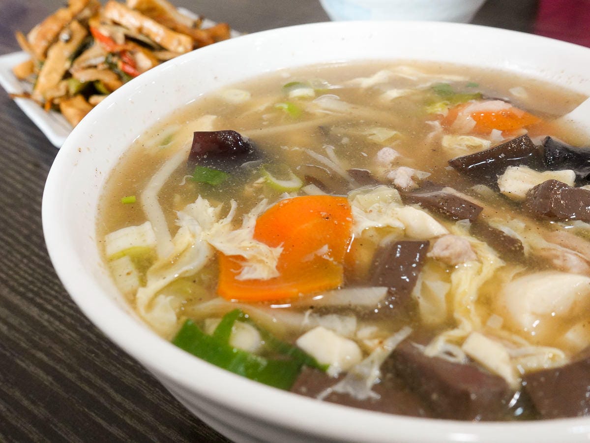 內湖一老味麵館 水餃家常麵食酸辣湯料多 小魚豆干也很棒