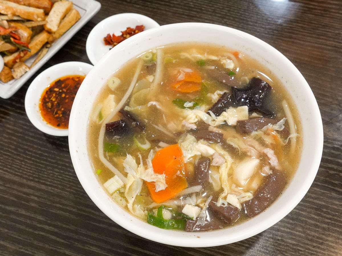 內湖一老味麵館 水餃家常麵食酸辣湯料多 小魚豆干也很棒