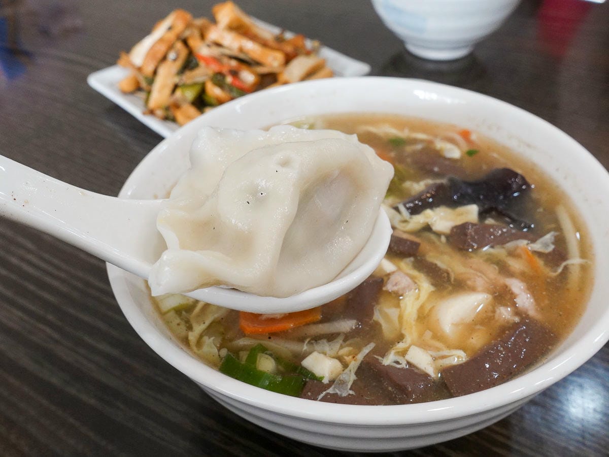 內湖一老味麵館 水餃家常麵食酸辣湯料多 小魚豆干也很棒