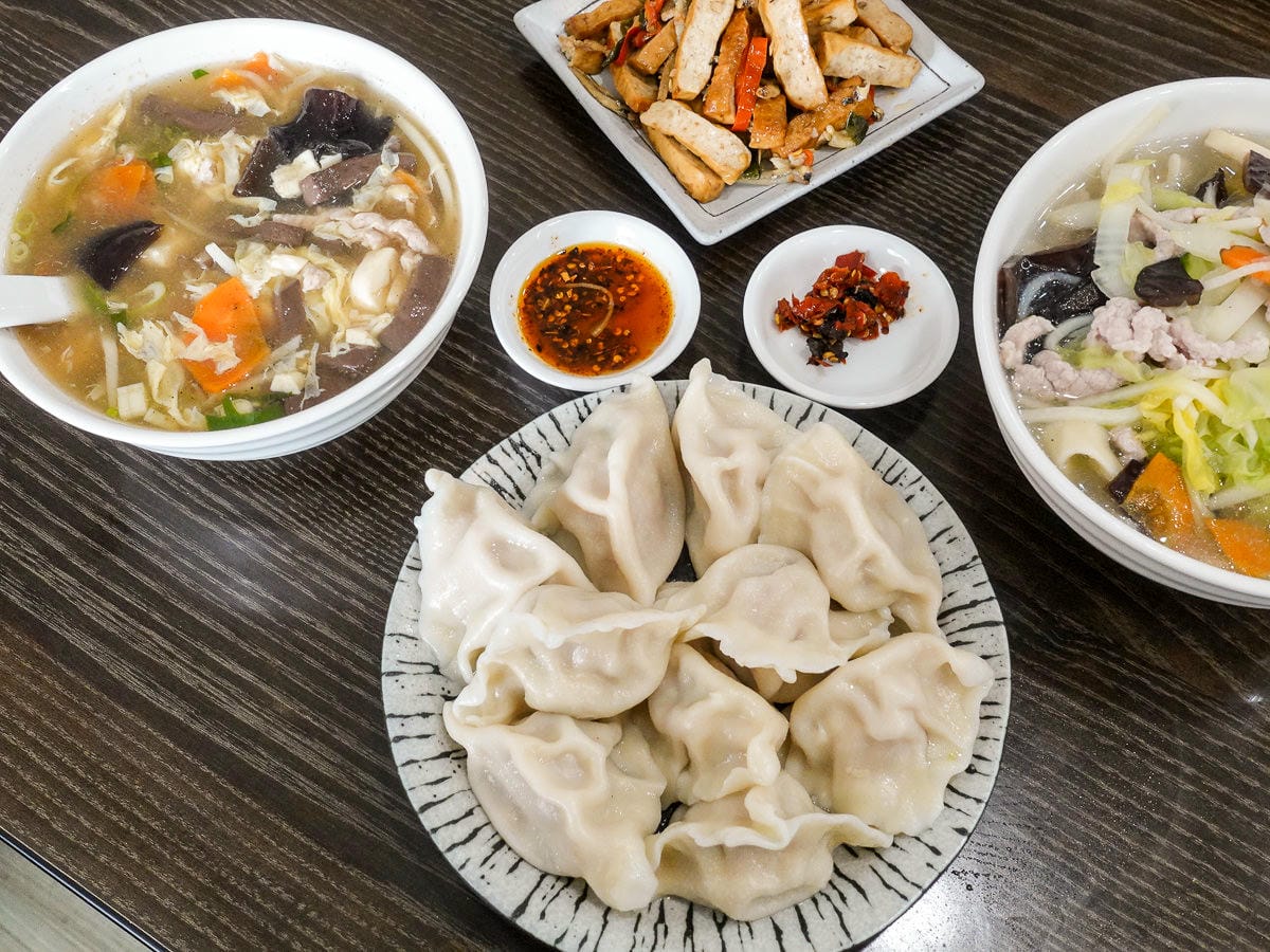 內湖一老味麵館 水餃家常麵食酸辣湯料多 小魚豆干也很棒