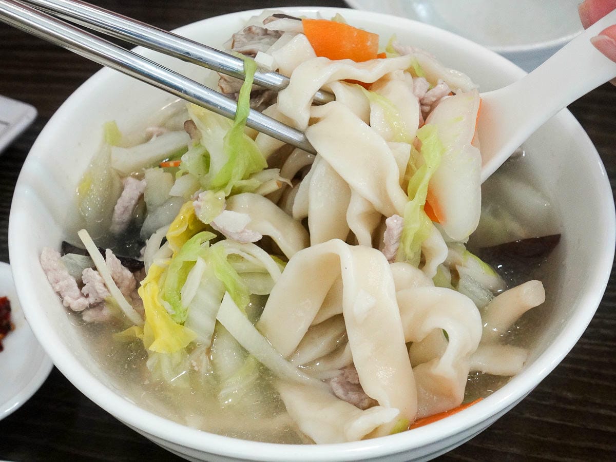 內湖一老味麵館 水餃家常麵食酸辣湯料多 小魚豆干也很棒