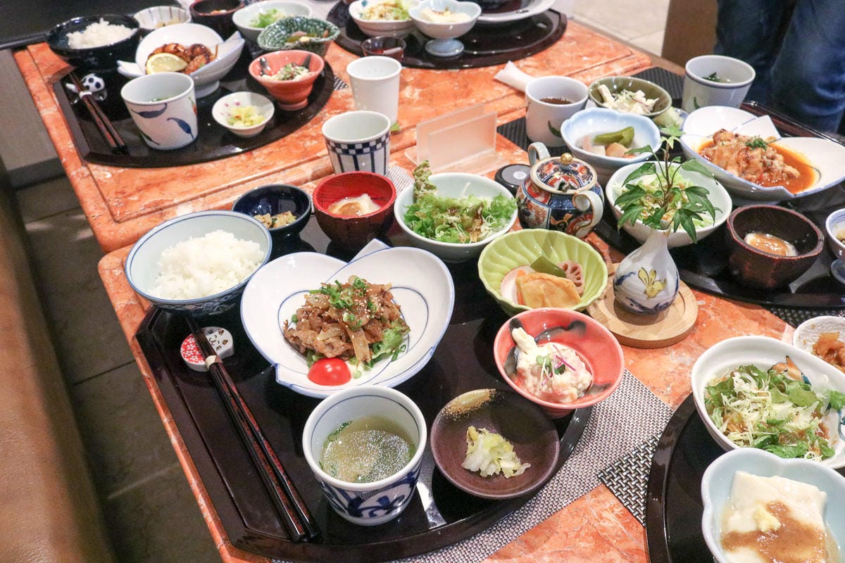 佐賀美食 Gallery 有田咖啡館與有田燒茶杯牆，在地限定美食與陶瓷隨你挑