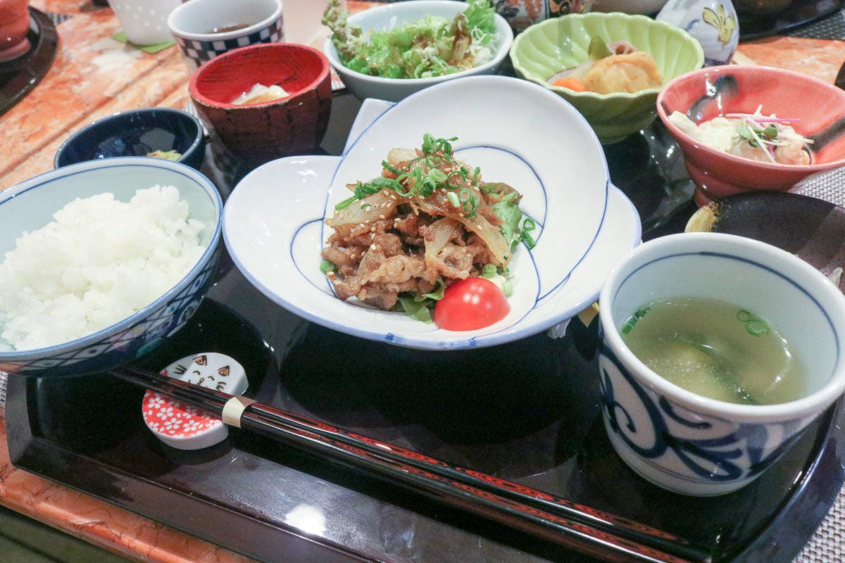 佐賀美食 Gallery 有田咖啡館與有田燒茶杯牆，在地限定美食與陶瓷隨你挑