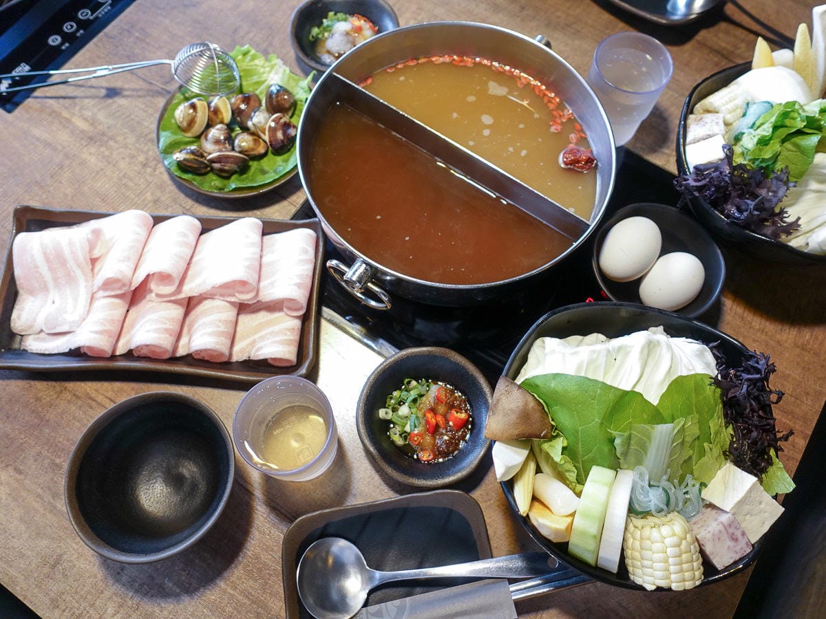 內湖火鍋 金鍋盃小火鍋吃肉吃海鮮湯底種類多 高品質寵物友善