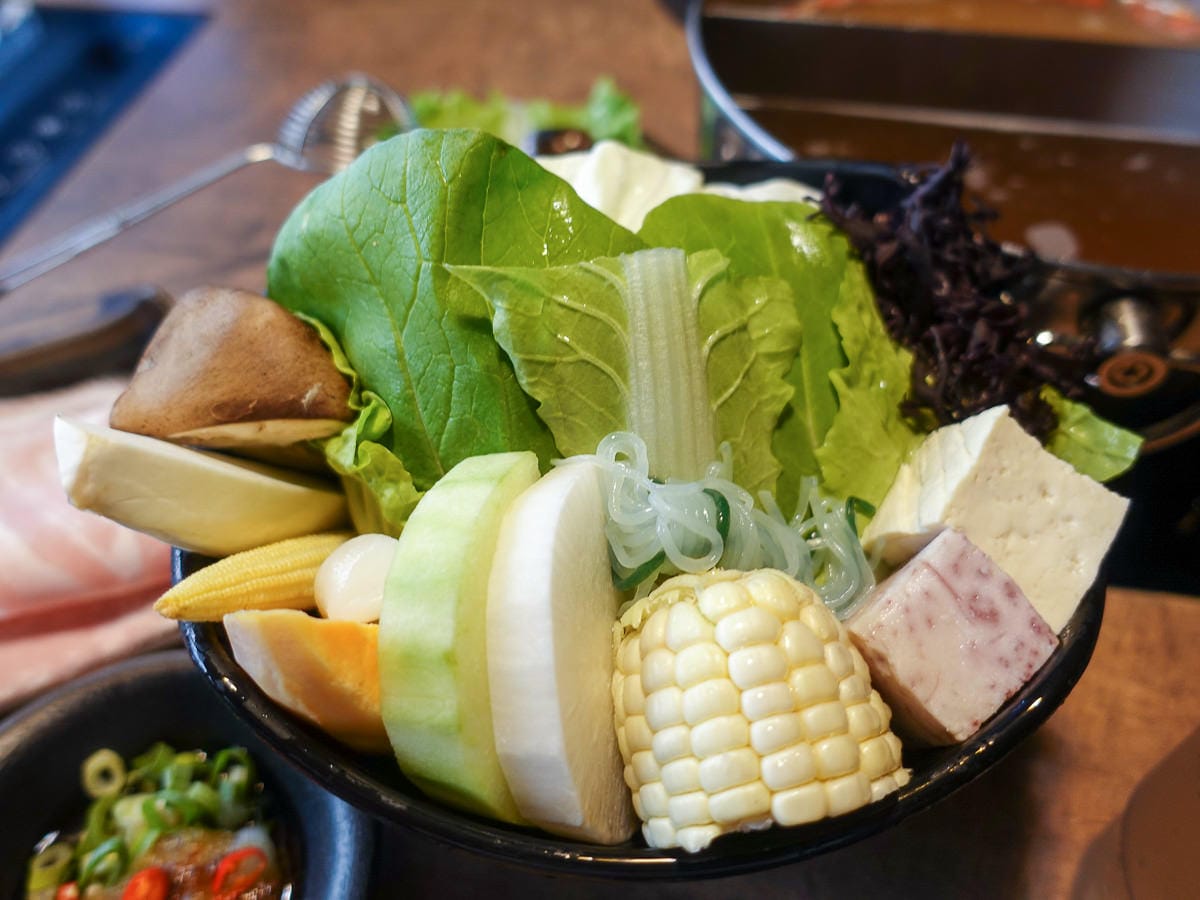 內湖火鍋 金鍋盃小火鍋吃肉吃海鮮湯底種類多 高品質寵物友善