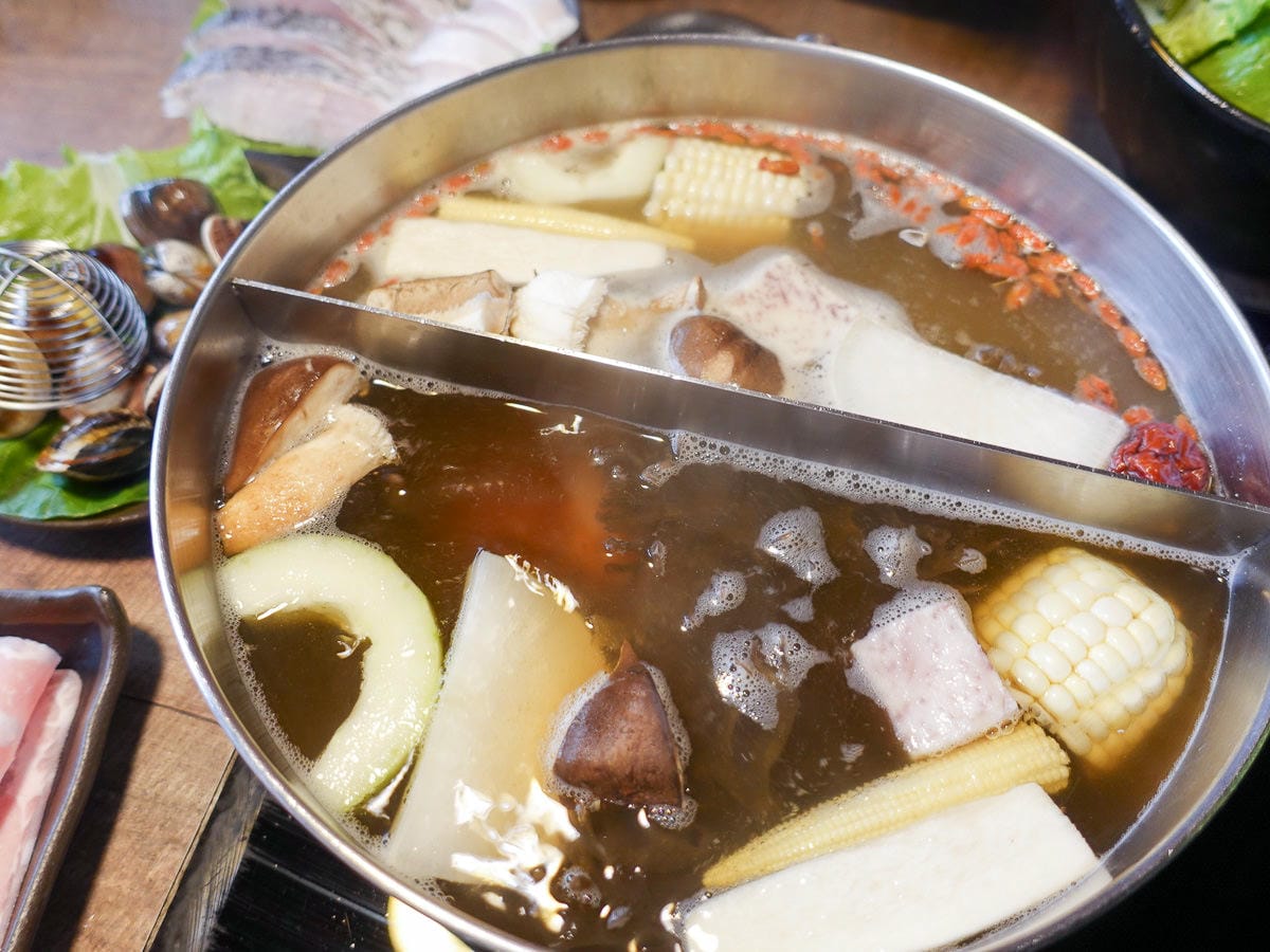 內湖火鍋 金鍋盃小火鍋吃肉吃海鮮湯底種類多 高品質寵物友善