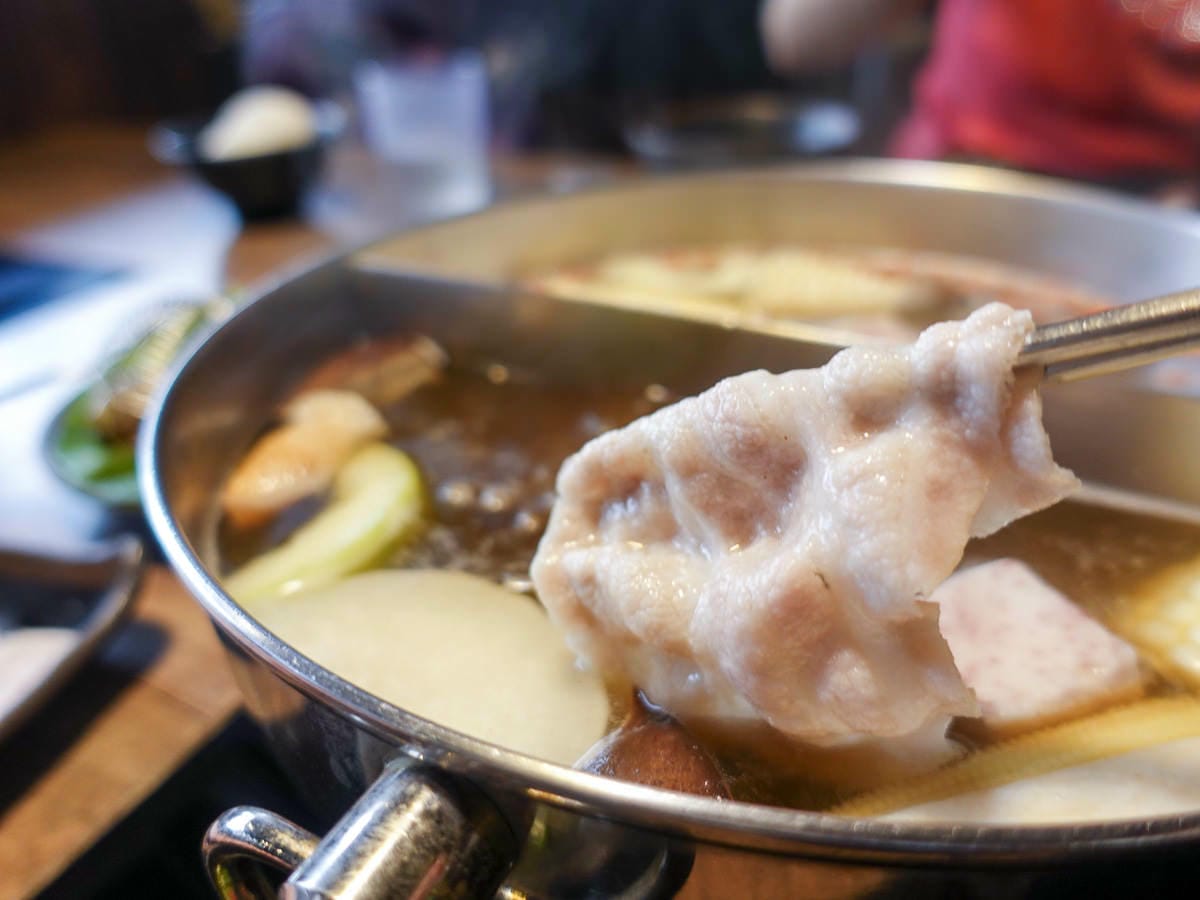 內湖火鍋 金鍋盃小火鍋吃肉吃海鮮湯底種類多 高品質寵物友善