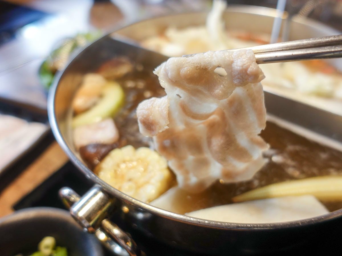 內湖火鍋 金鍋盃小火鍋吃肉吃海鮮湯底種類多 高品質寵物友善