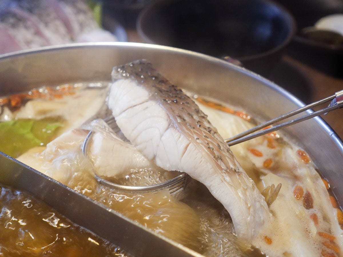 內湖火鍋 金鍋盃小火鍋吃肉吃海鮮湯底種類多 高品質寵物友善