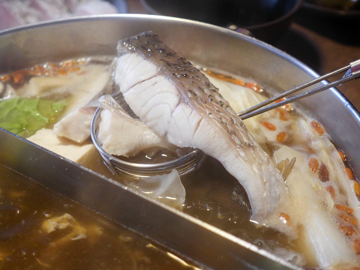 內湖火鍋 金鍋盃小火鍋吃肉吃海鮮湯底種類多 高品質寵物友善