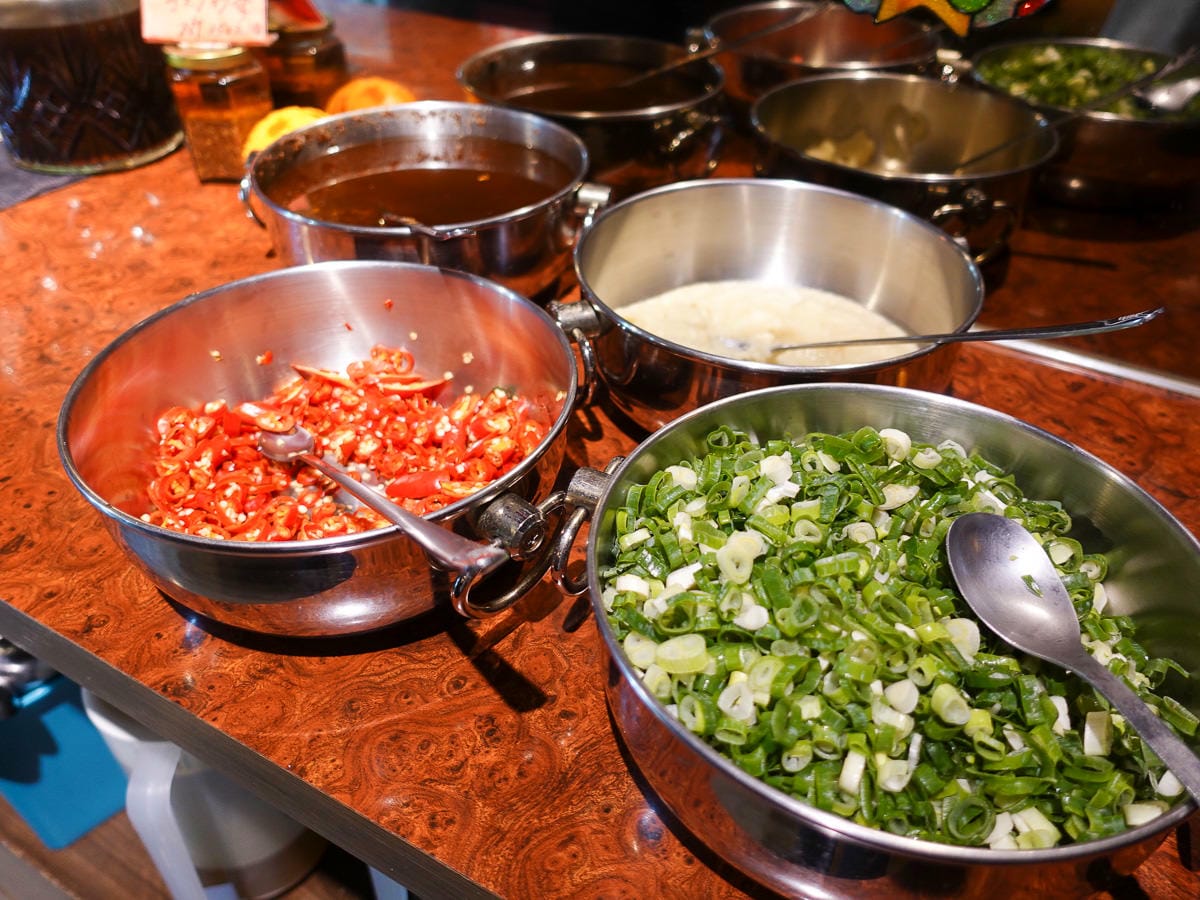 內湖火鍋 金鍋盃小火鍋吃肉吃海鮮湯底種類多 高品質寵物友善