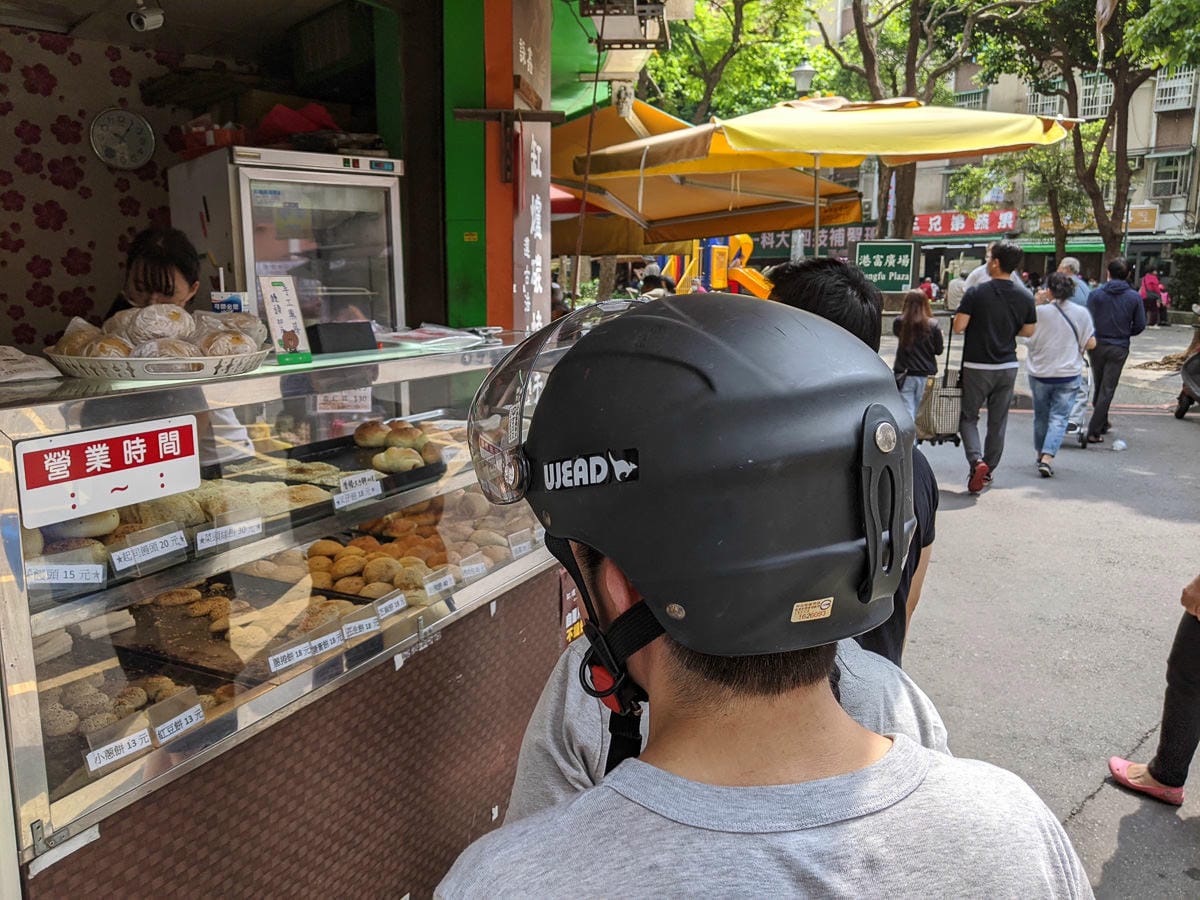 內湖737市場缸爐碳烤燒餅舖 排隊美食傳統胡椒餅烤肉包居然是早餐