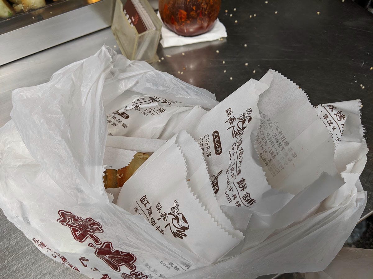 內湖737市場缸爐碳烤燒餅舖 排隊美食傳統胡椒餅烤肉包居然是早餐