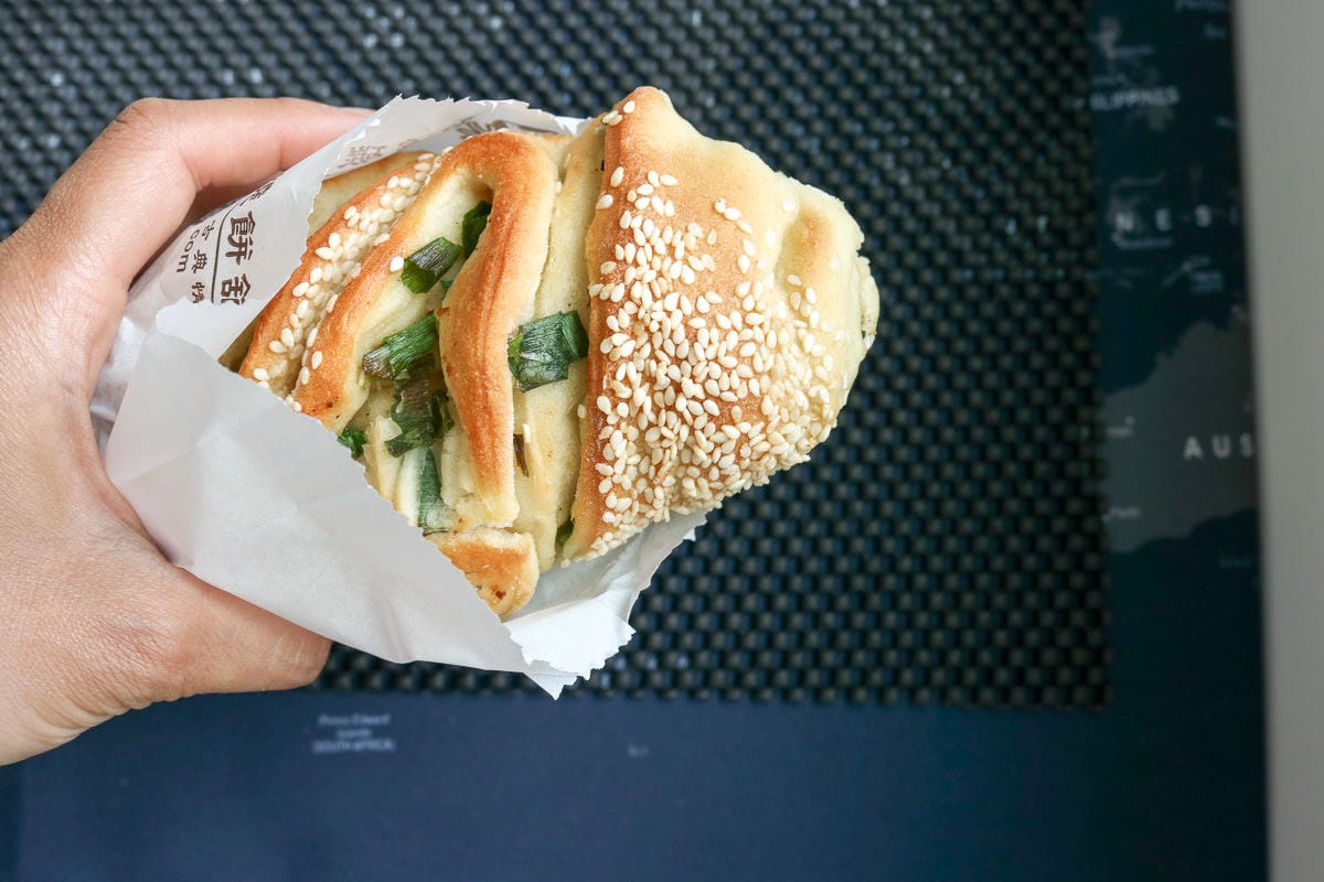 內湖737市場缸爐碳烤燒餅舖 排隊美食傳統胡椒餅烤肉包居然是早餐