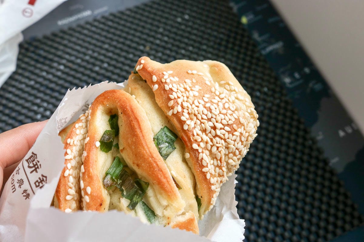 內湖737市場缸爐碳烤燒餅舖 排隊美食傳統胡椒餅烤肉包居然是早餐