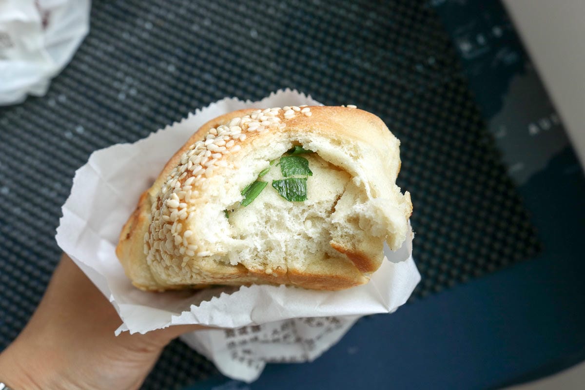 內湖737市場缸爐碳烤燒餅舖 排隊美食傳統胡椒餅烤肉包居然是早餐