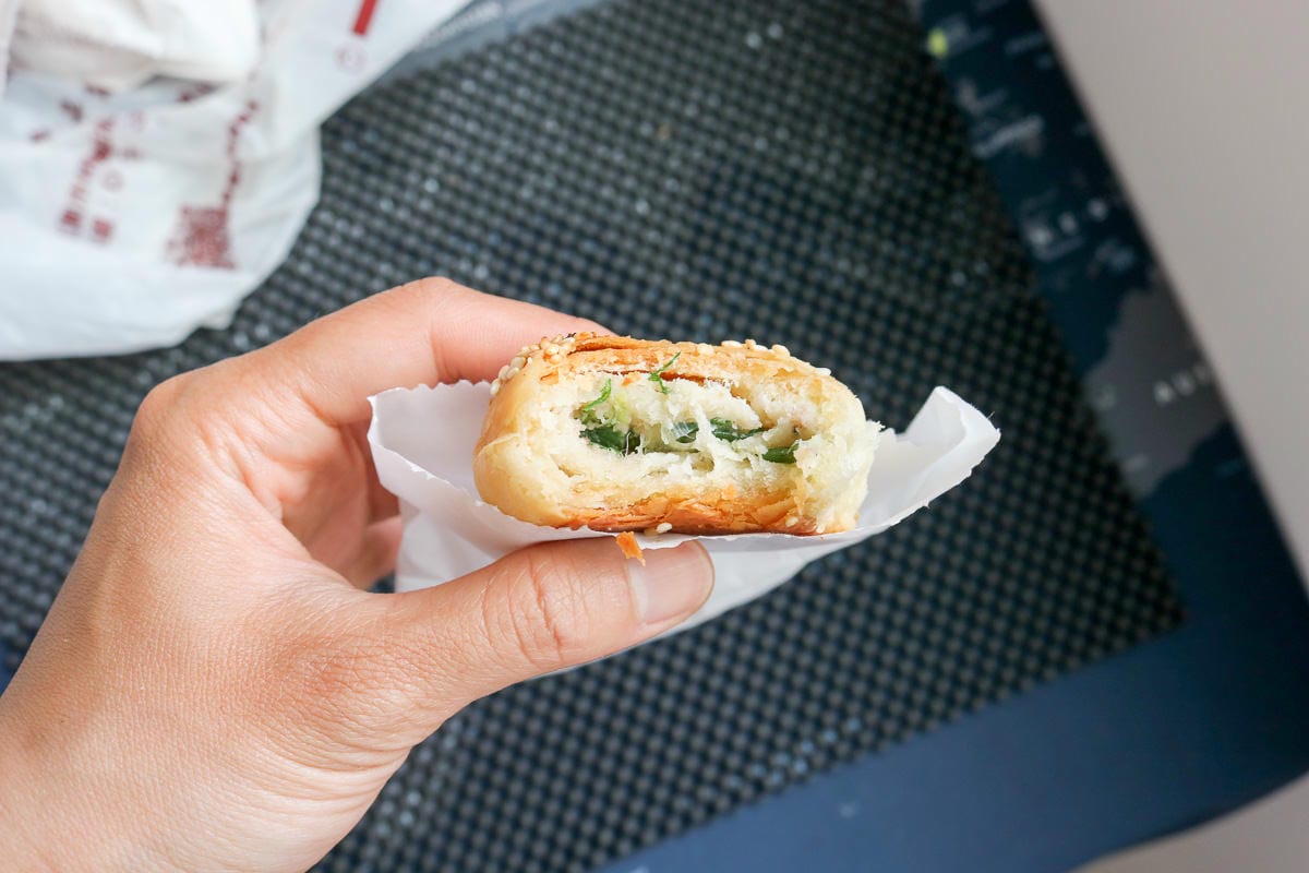 內湖737市場缸爐碳烤燒餅舖 排隊美食傳統胡椒餅烤肉包居然是早餐