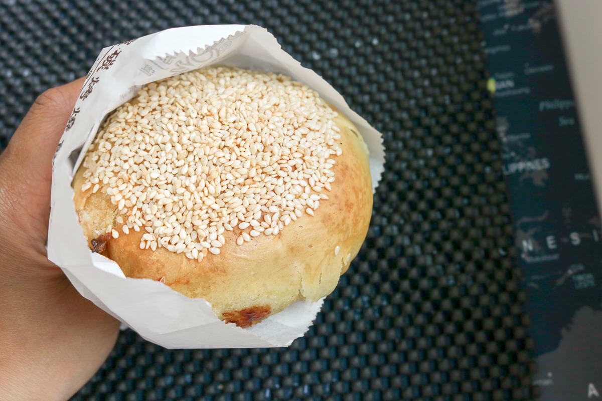 內湖737市場缸爐碳烤燒餅舖 排隊美食傳統胡椒餅烤肉包居然是早餐