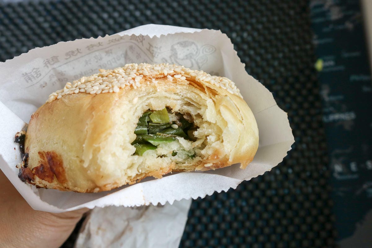 內湖737市場缸爐碳烤燒餅舖 排隊美食傳統胡椒餅烤肉包居然是早餐