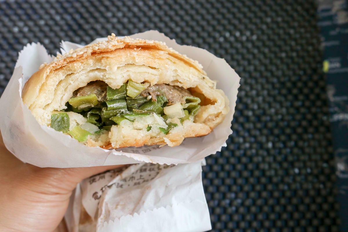 內湖737市場缸爐碳烤燒餅舖 排隊美食傳統胡椒餅烤肉包居然是早餐