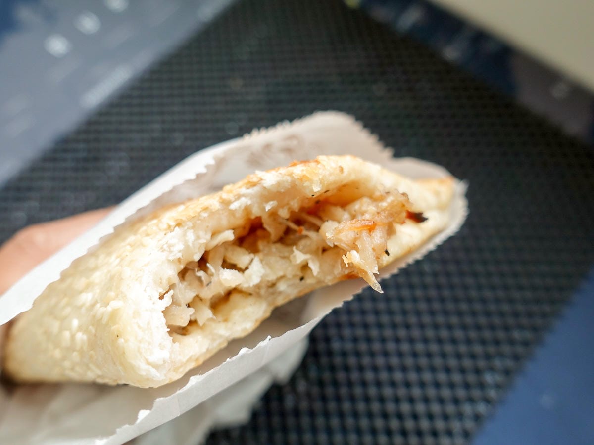 內湖737市場缸爐碳烤燒餅舖 排隊美食傳統胡椒餅烤肉包居然是早餐