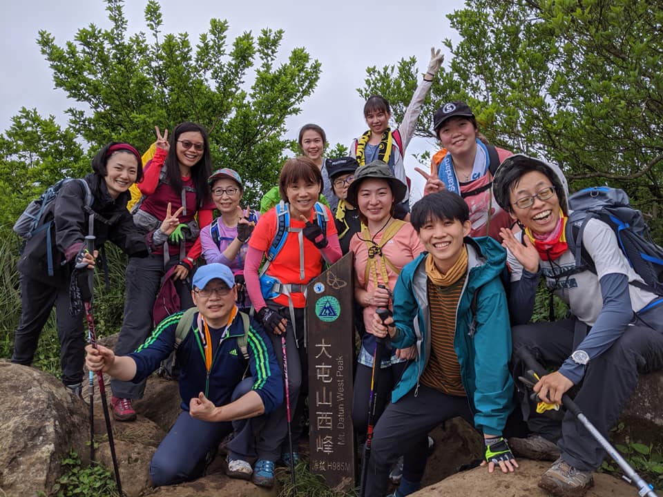 從捷運北投站一路走上面天坪 登頂大屯山西峰成為吃土人比誰吃得多
