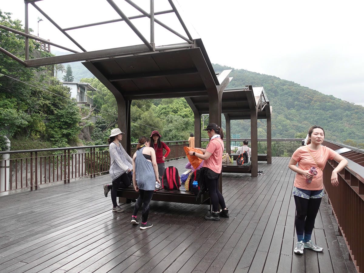從捷運北投站一路走上面天坪 登頂大屯山西峰成為吃土人比誰吃得多
