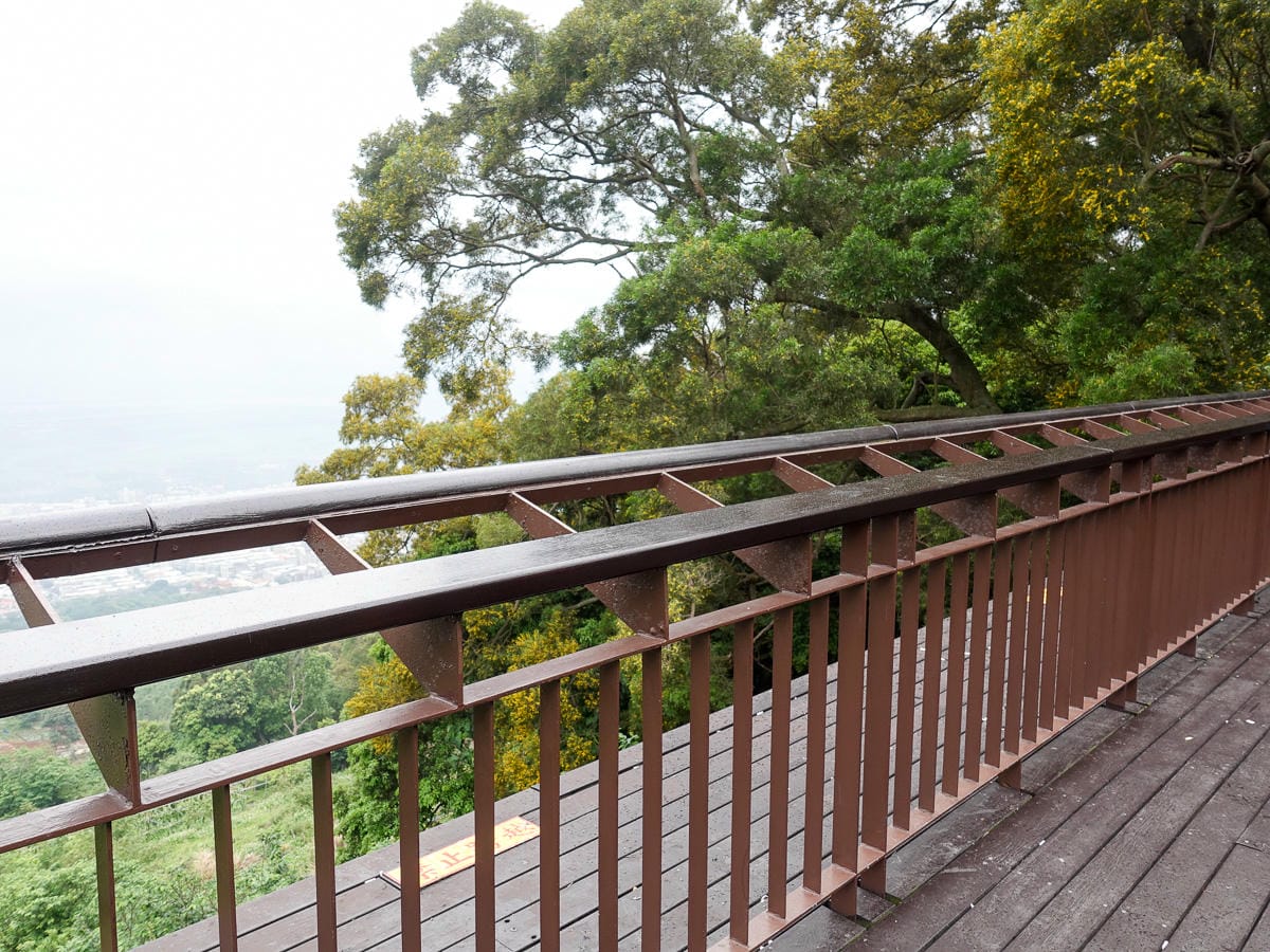 從捷運北投站一路走上面天坪 登頂大屯山西峰成為吃土人比誰吃得多